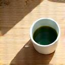 Taza de té, libro y luz cálida en una mesa por la mañana, simbolizando una rutina mindful
